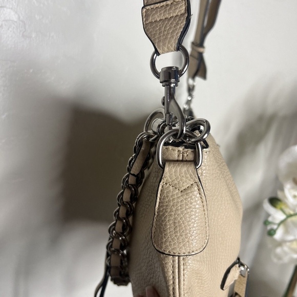 Inzi Chain Crossbody Bag In Beige - Picture 5 of 9